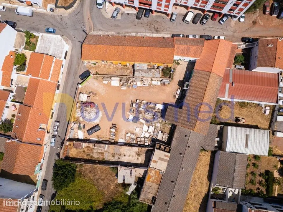 Armazém / Oficina com 1000 m2 de Terreno no Centro de São Bartolome...