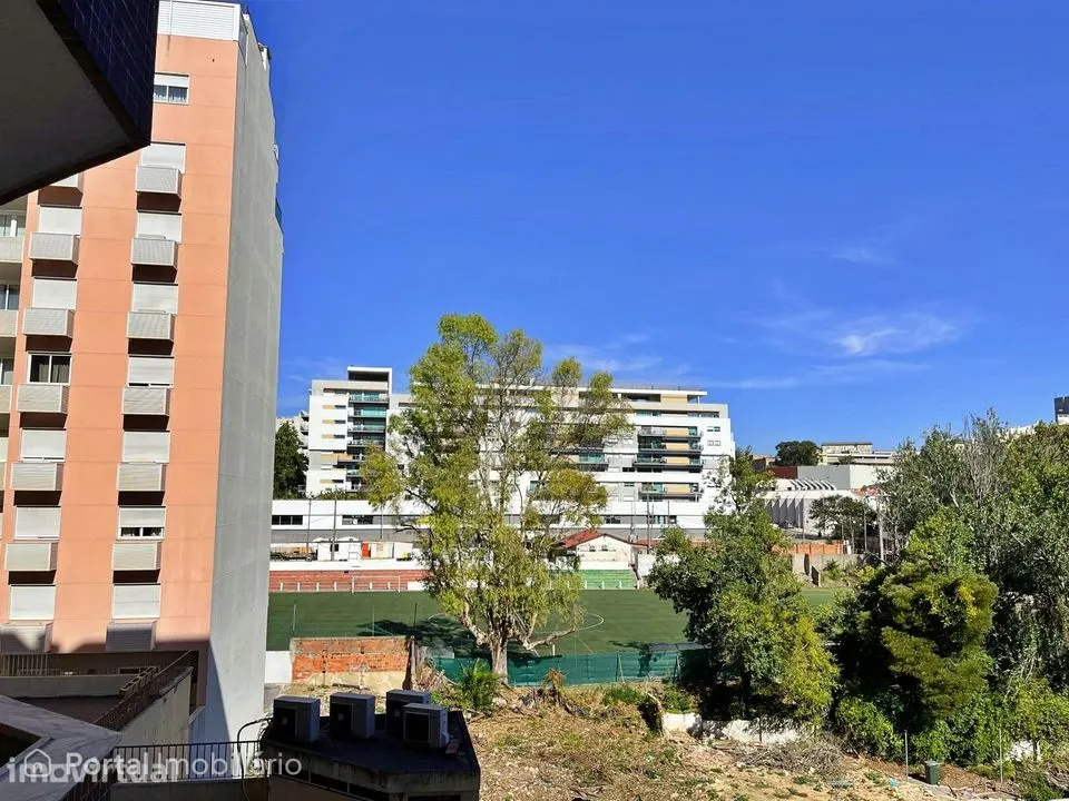 Apartamento T3 Remodelado com Parqueamento em Prédio Bem Localizado