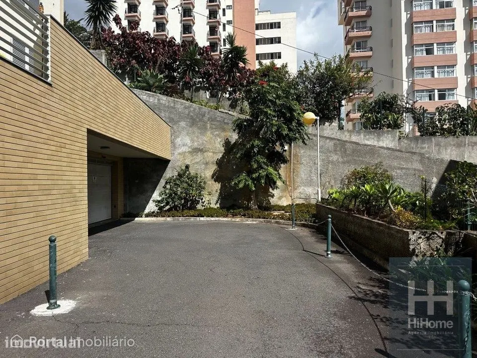 Estacionamento coberto no Edifício Costa Sol na Ajuda
