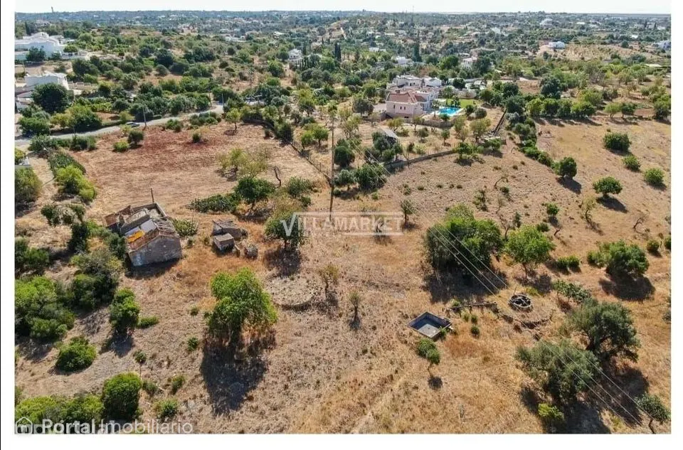 Ruína com 178 m2 inserida num terreno com 18440 m2 situada próxima de