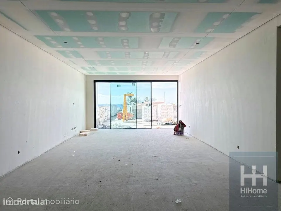 Apartamento T3 com Piscina no Edifício Elite Bay em Câmara de Lobos