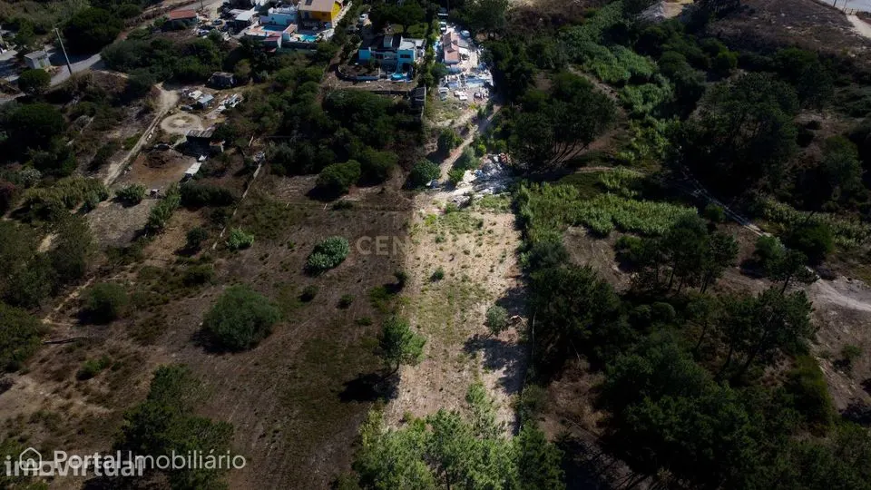 Moradia sem licença para recuperar inserida num terreno com 4.094 m² –