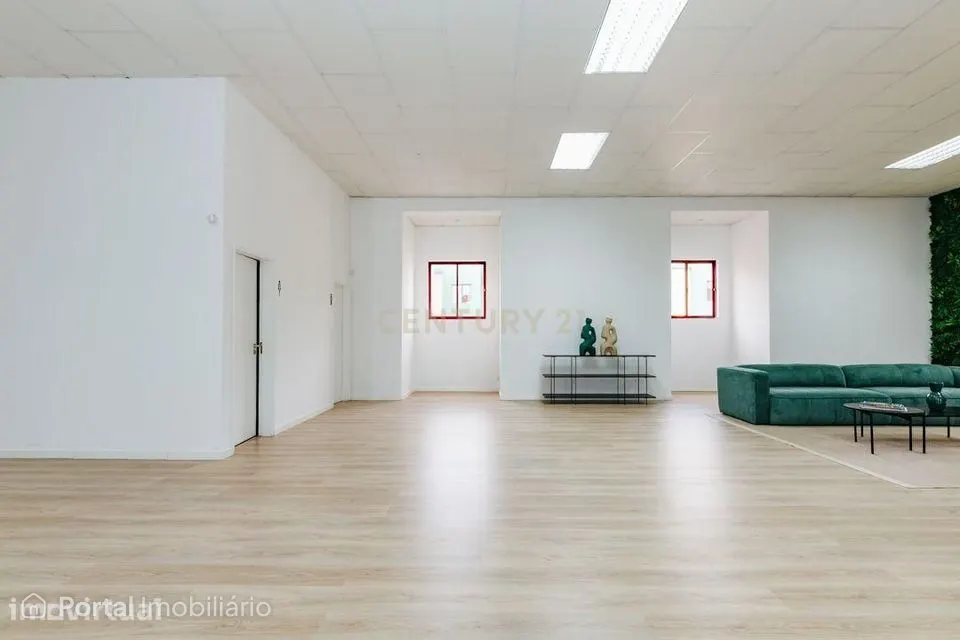 Espaço comercial/escritório à venda na Amadora