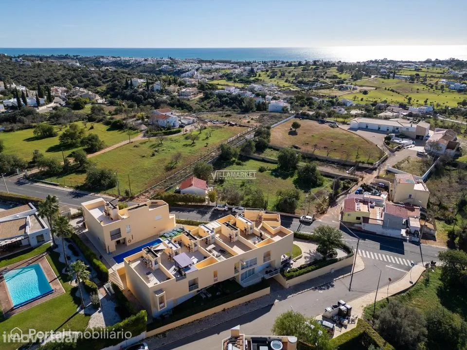Moradia V2 com AL e Roof Top com vista mar inserida em condomínio com