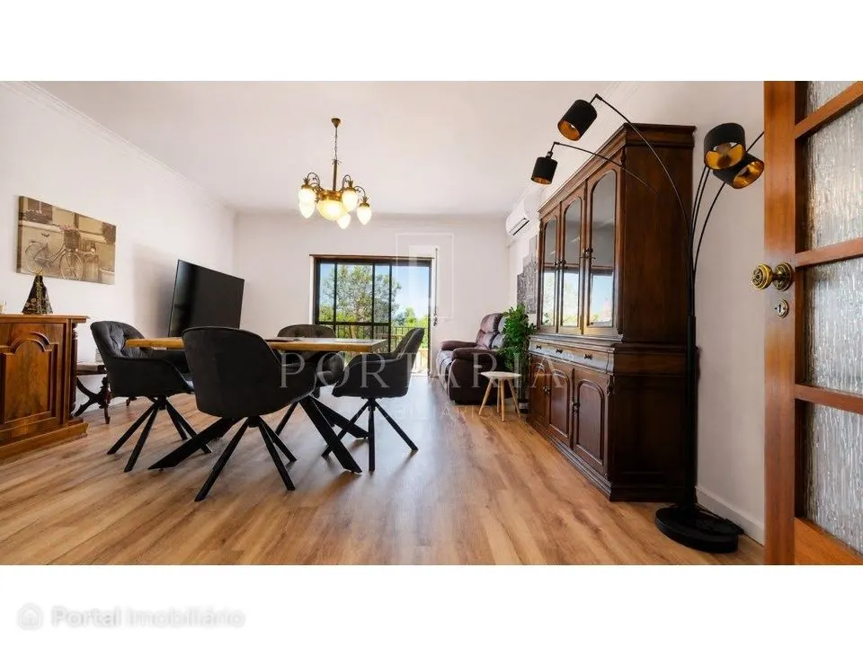 Apartamento T2 na Torre, a cinco minutos da Quinta da Marinha, em C...