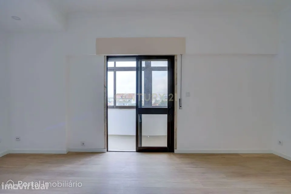 Apartamento Renovado T3 em Camarate, com Vista Panorâmica