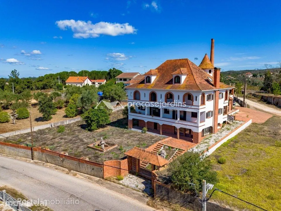 Moradia senhorial + 3 habitações em lote de 1.010 m² – luxo e priva...