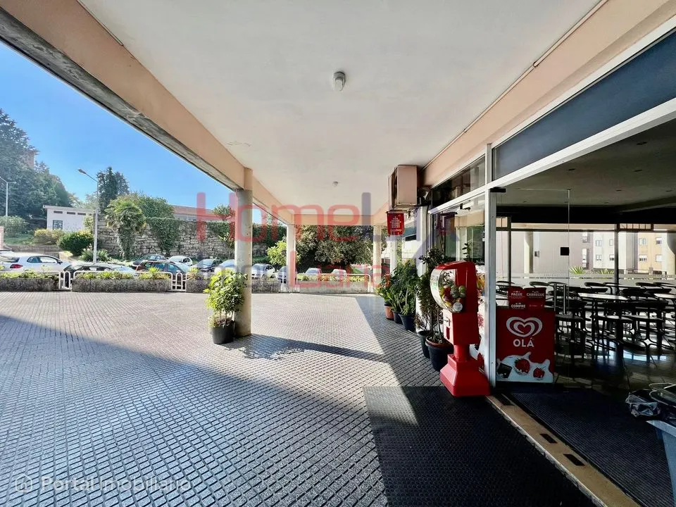 Loja ampla com Cafetaria em Águas Santas