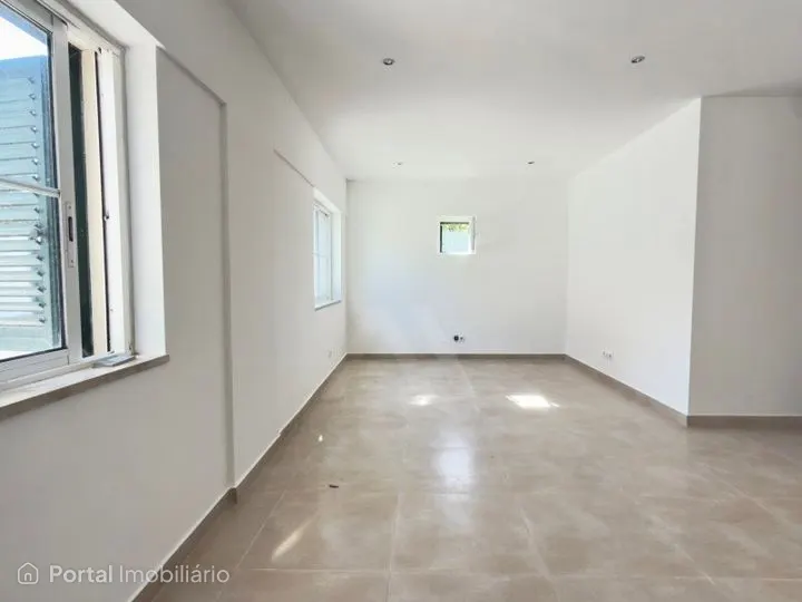 Moradia T4 com amplo terreno e varanda em Manique de Baixo, Alcabid...