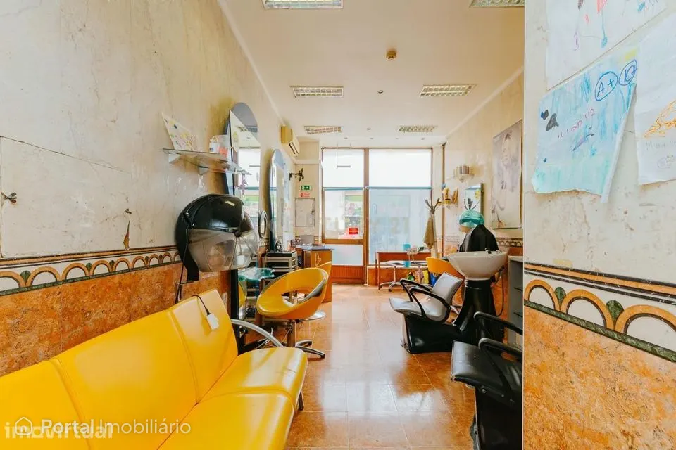 Oportunidade Única nas Olaias – Loja com Potencial para Transformação