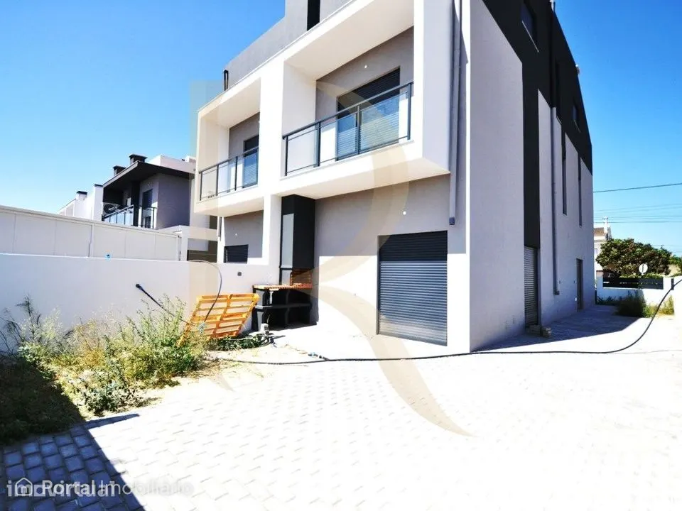 Moradia nova geminada T4 triplex