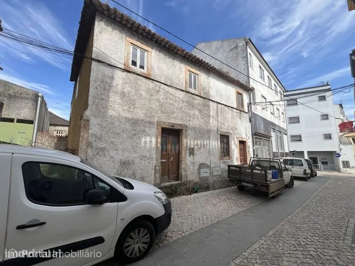 Moradia T4 para Renovar c/ Pátio e Churrasqueira | Centro do Cadaval