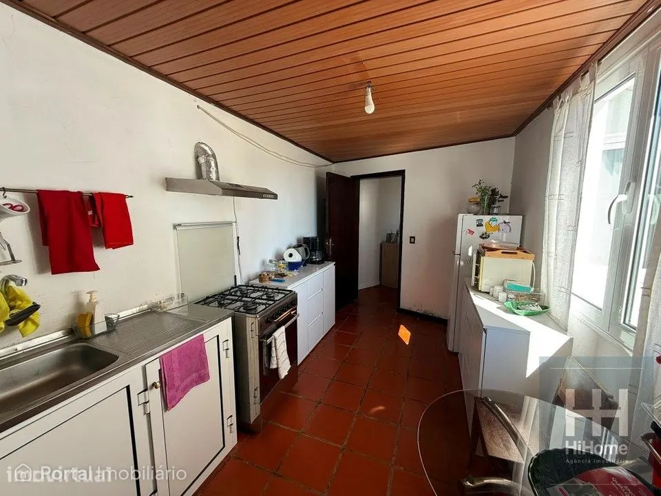Moradia Isolada T4 de Dois Pisos na Camacha com Vista Mar
