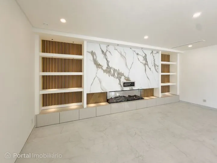 Moradia T4 isolada de construção recente
