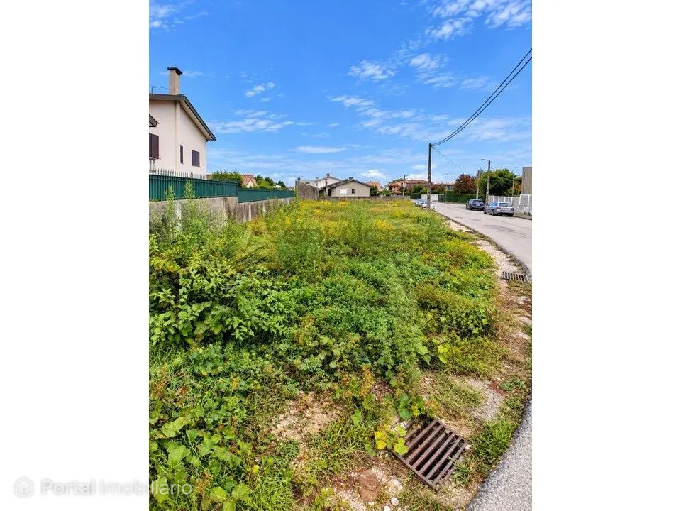 Terreno urbanizável com 1.240 m² na Trofa - Águeda
