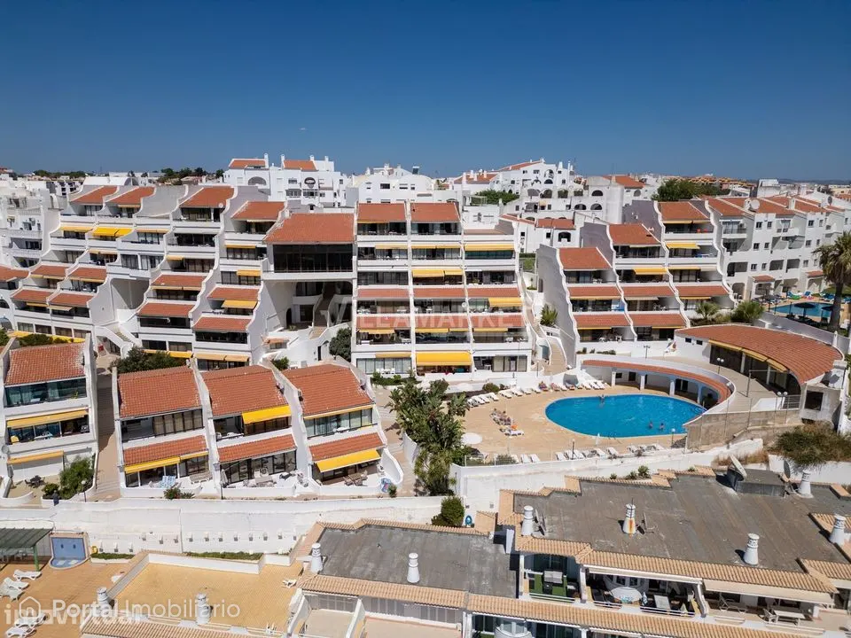 Apartamento T1 com AL e vista mar inserido no condomínio com piscina "