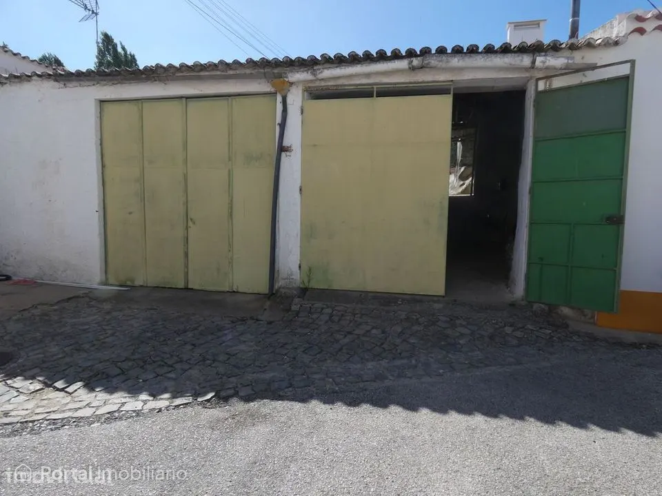 Terreno de 1050m2 no centro da Azueira com PIP para 4 moradias T3
