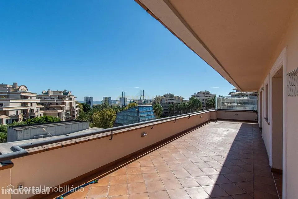 Apartamento T3 + 1 com terraço para Arrendamento na Urbanização Real F