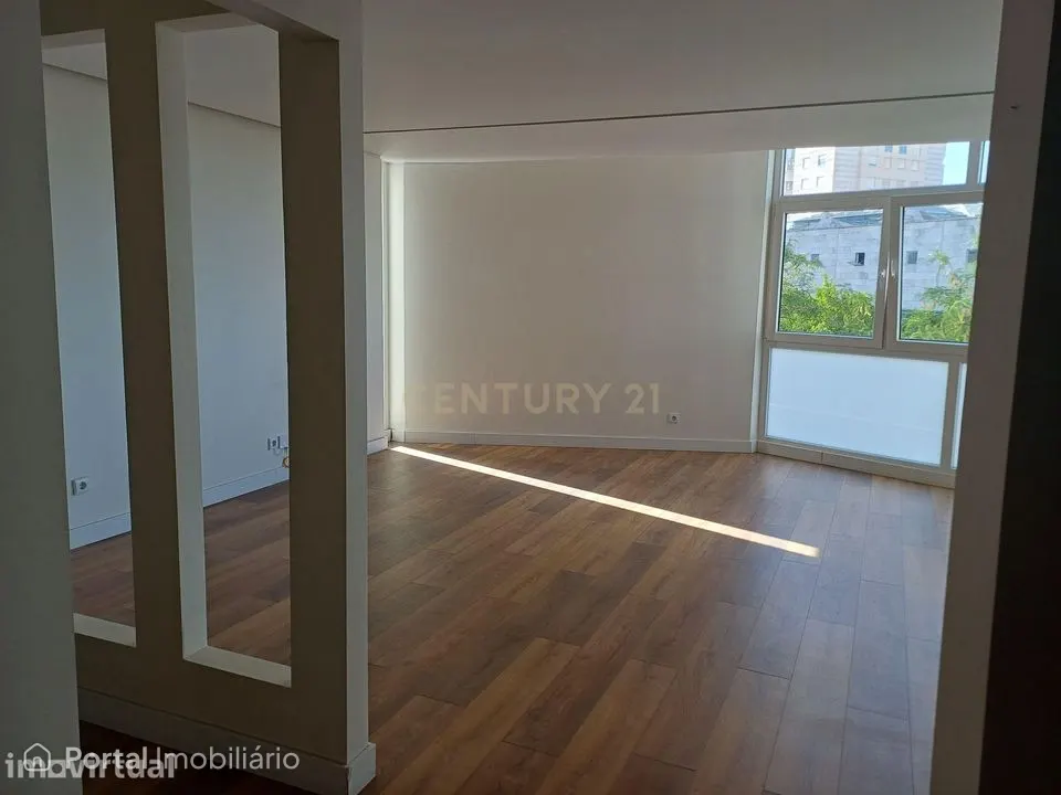 Apartamento T4 remodelado e com varandas frente ao Spacio Shopping dos