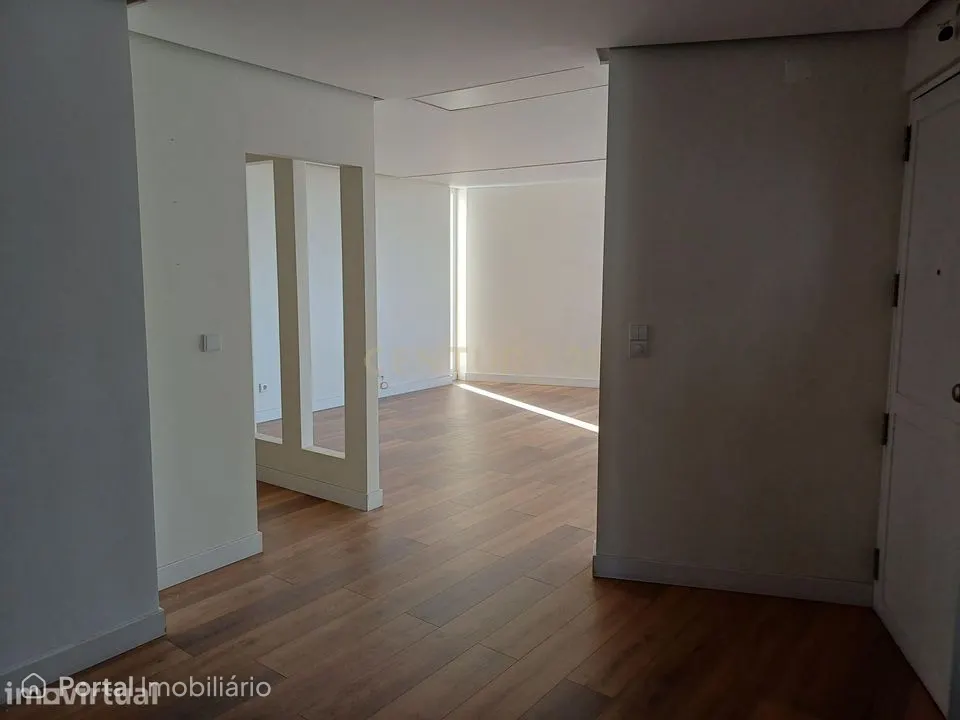 Apartamento T4 remodelado e com varandas frente ao Spacio Shopping dos