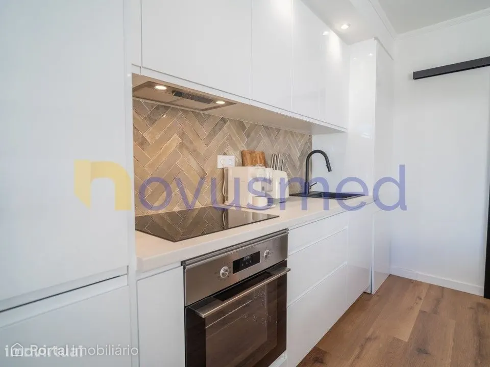 Apartamento T1+1 Renovado, Mobilado e com Vista Mar