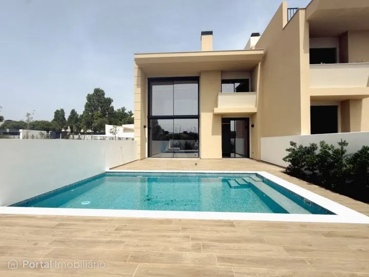 Moradias T4 de luxo localizadas numa zona nobre e em expansão de Cascais