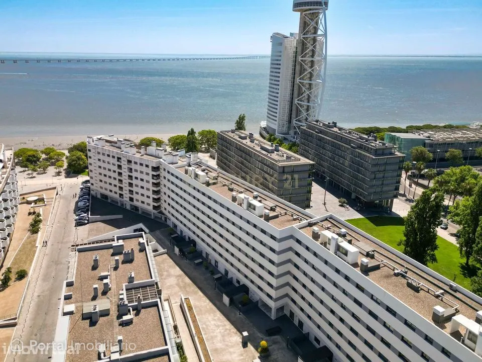 T2 + 1 Premium com Suíte, Varanda e 2 Lugares de Garagem e Arrecadação