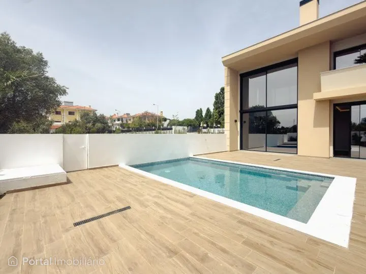 Moradias T4 de luxo localizadas numa zona nobre e em expansão de Cascais