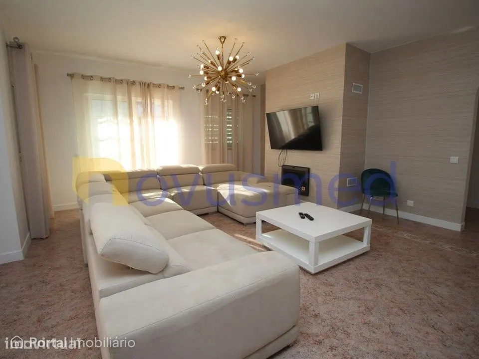 Moradia com 7 quartos, piscina, localizada no centro de Albufeira