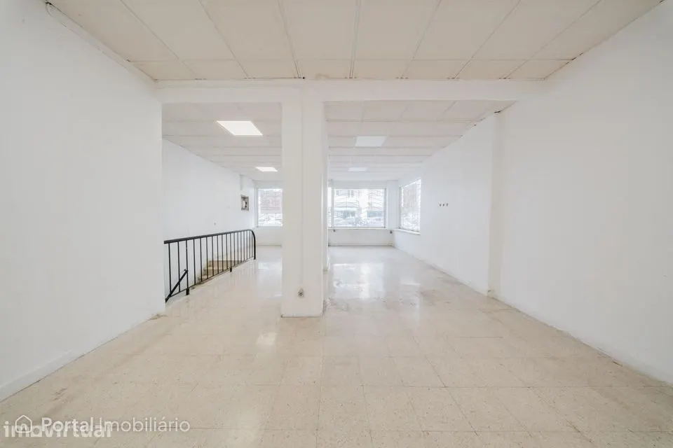 Espaço Comercial em Benfica, Lisboa | 185 m2 | Rés-do-Chão + Cave