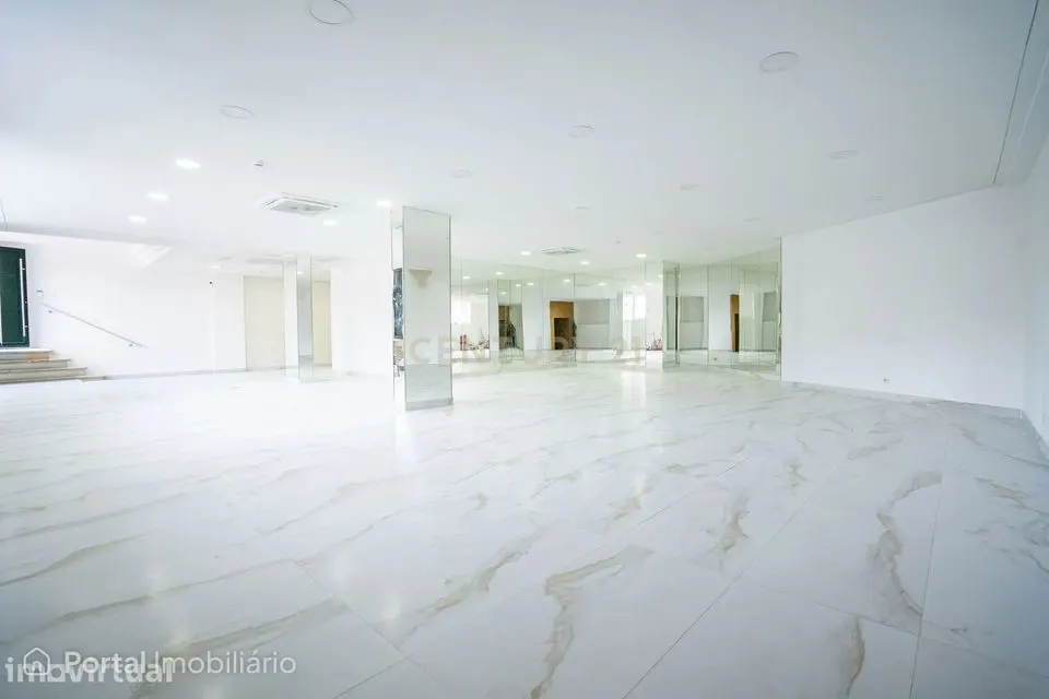 Loja - Armazém para Comércio remodelada na Amadora, Venteira