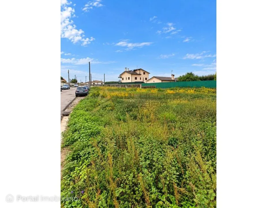 Terreno urbanizável com 1.240 m² na Trofa - Águeda