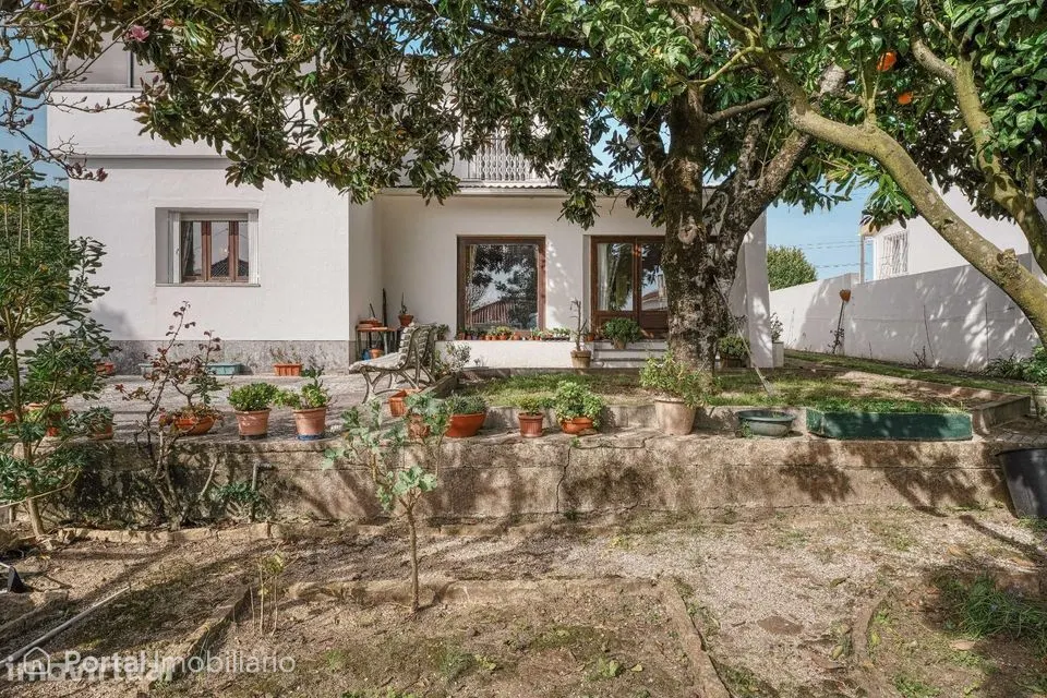 Moradia de Arquitectura Distinta dos Anos 70 com Grande Jardim a Sul