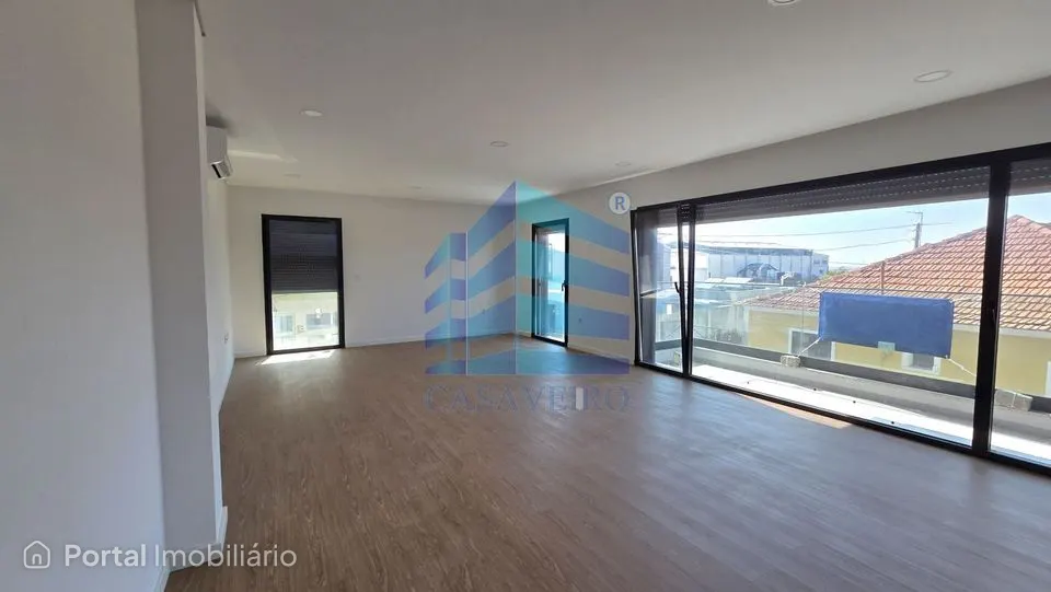 Apartamento T3 com Varandas no centro de Esgueira