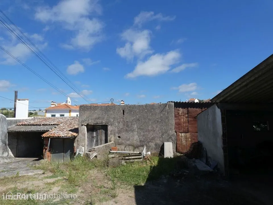 Terreno de 1050m2 no centro da Azueira com PIP para 4 moradias T3