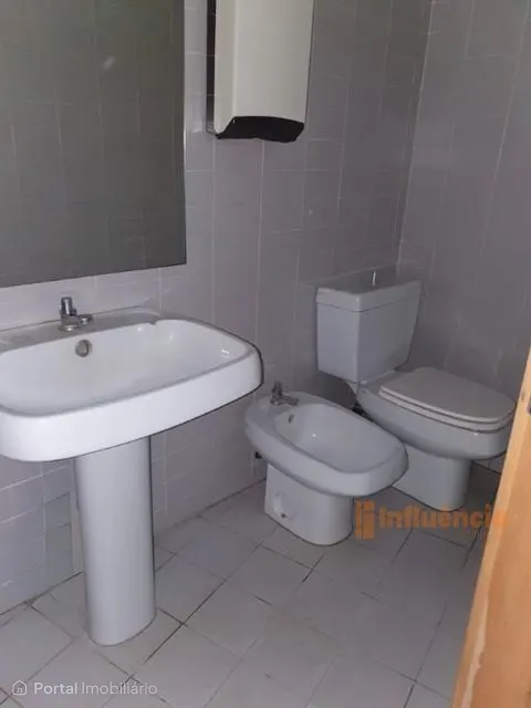 Loja ampla no centro de Samora Correia
