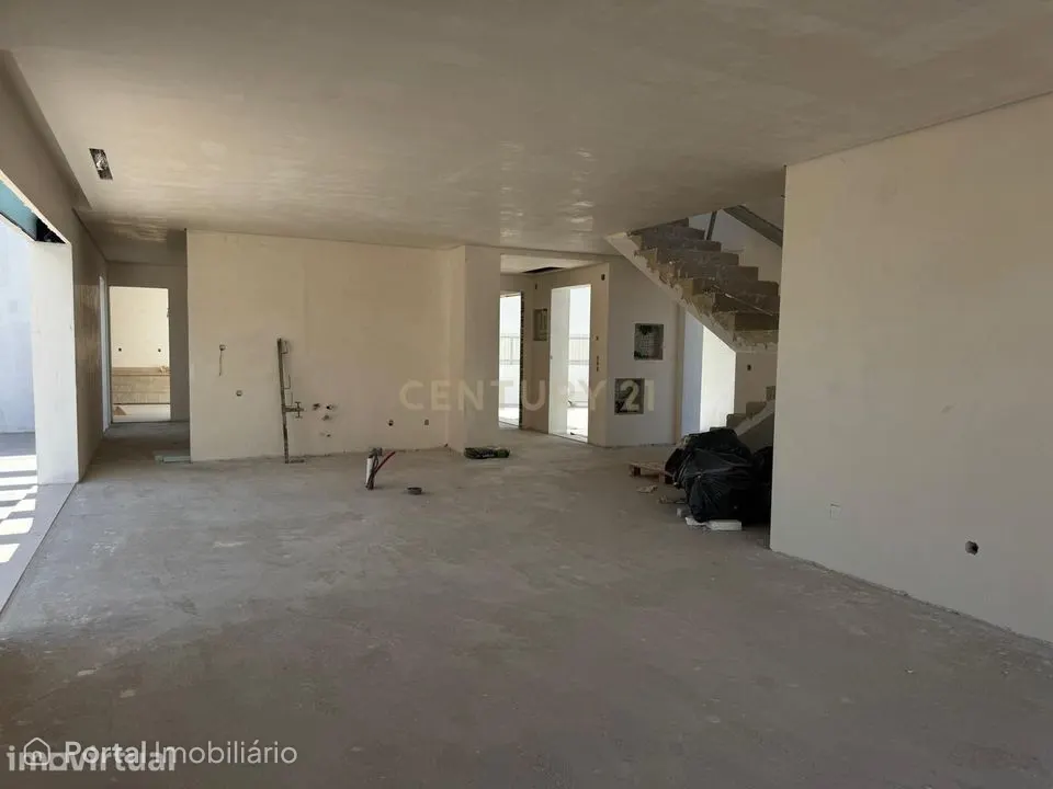 Moradia Moderna Isolada em Construção | Azeitão – Varzea