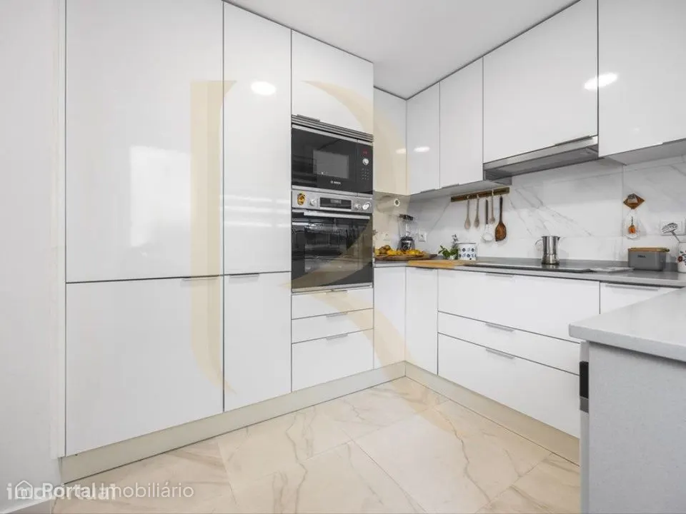 Moradia em banda T3 remodelada com sótão no Feijó