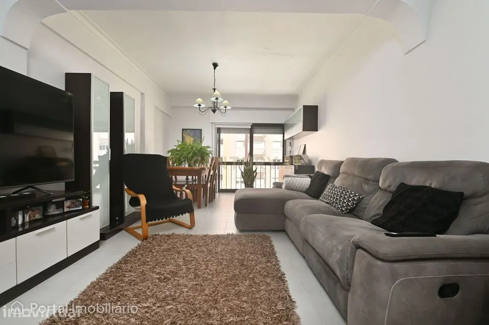 Apartamento T3 semi-remodelado, luminoso e pronto a habitar, na Rincho