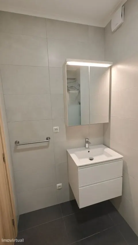 T3 remodelado a 3 minutos, a pé, do interface da Reboleira.