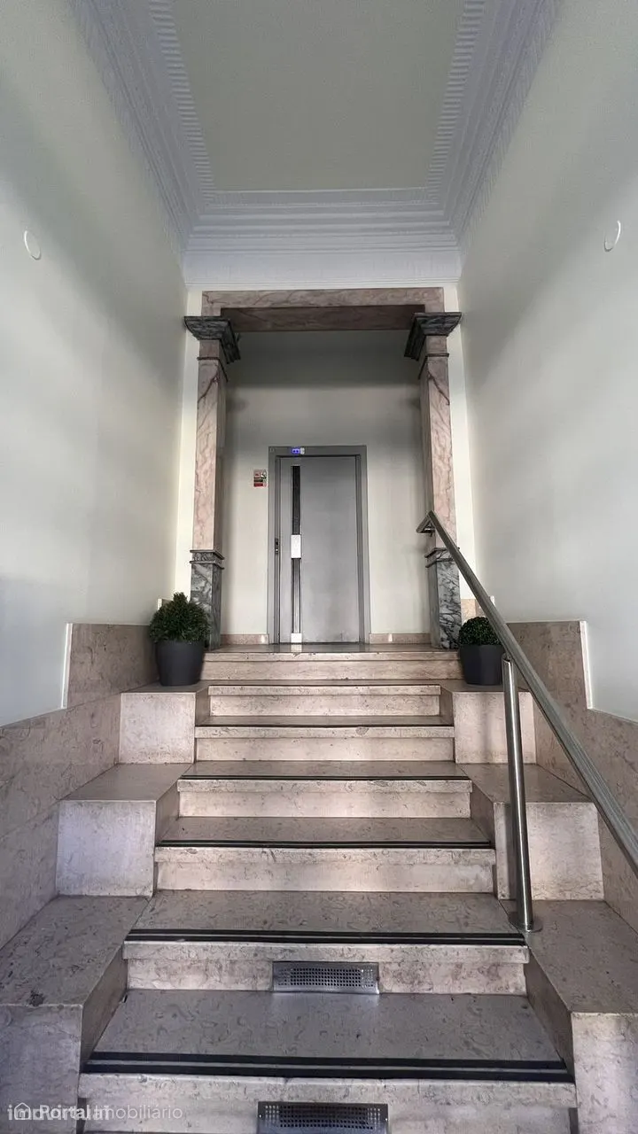 Apartamento T2+1 à venda na Avenida Rovisco Pais, 20