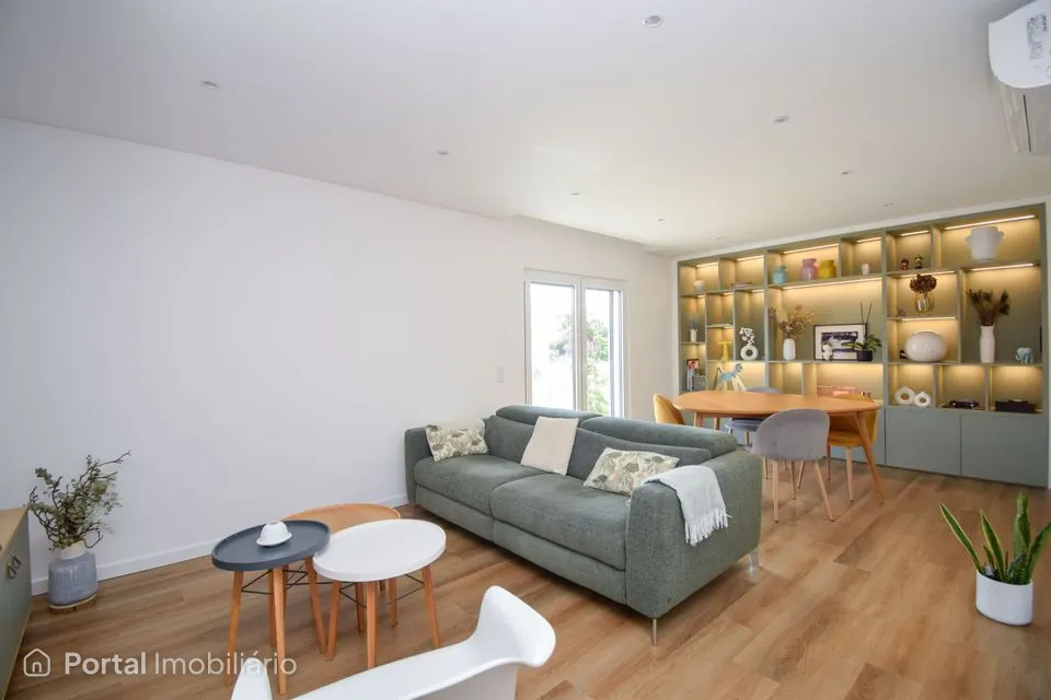 Apartamento T3 no último andar, em condomínio fechado com jardim – Alto da Parede, Cascais