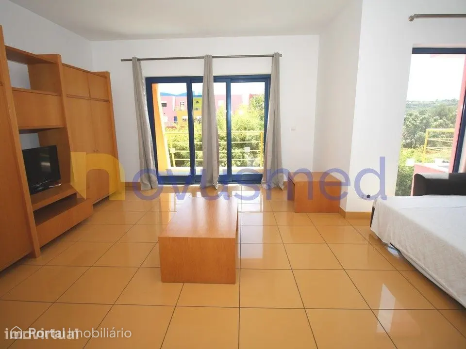 Apartamento tipo T1, com piscina e parqueamento, zona Marina de Alb...