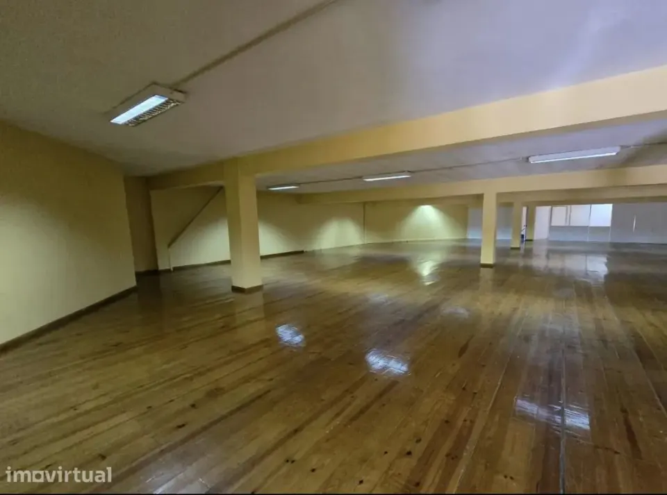 Loja vc Armazém com cerca de 950 m² divididos em 2 andares.