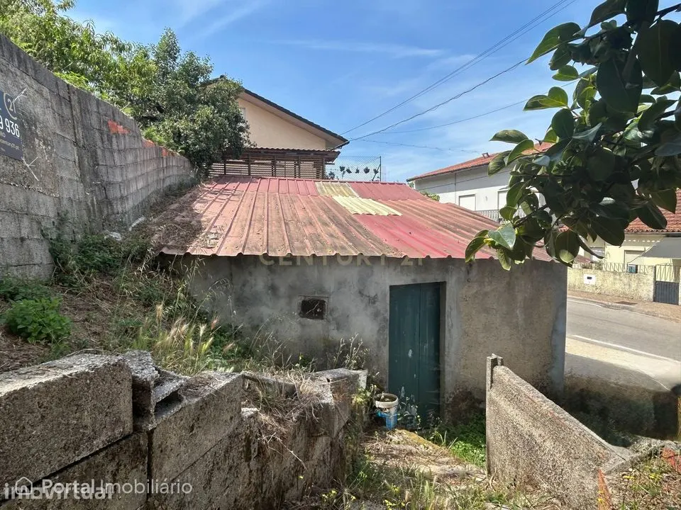 Terreno com 600 m² com moradia para reconstruir – Dianteiro, Coimbra