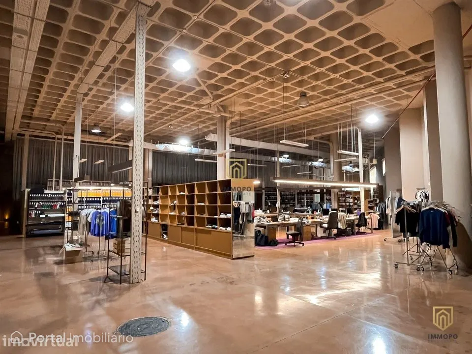 Armazém 1.721 m² na Trofa com escritórios e showroom