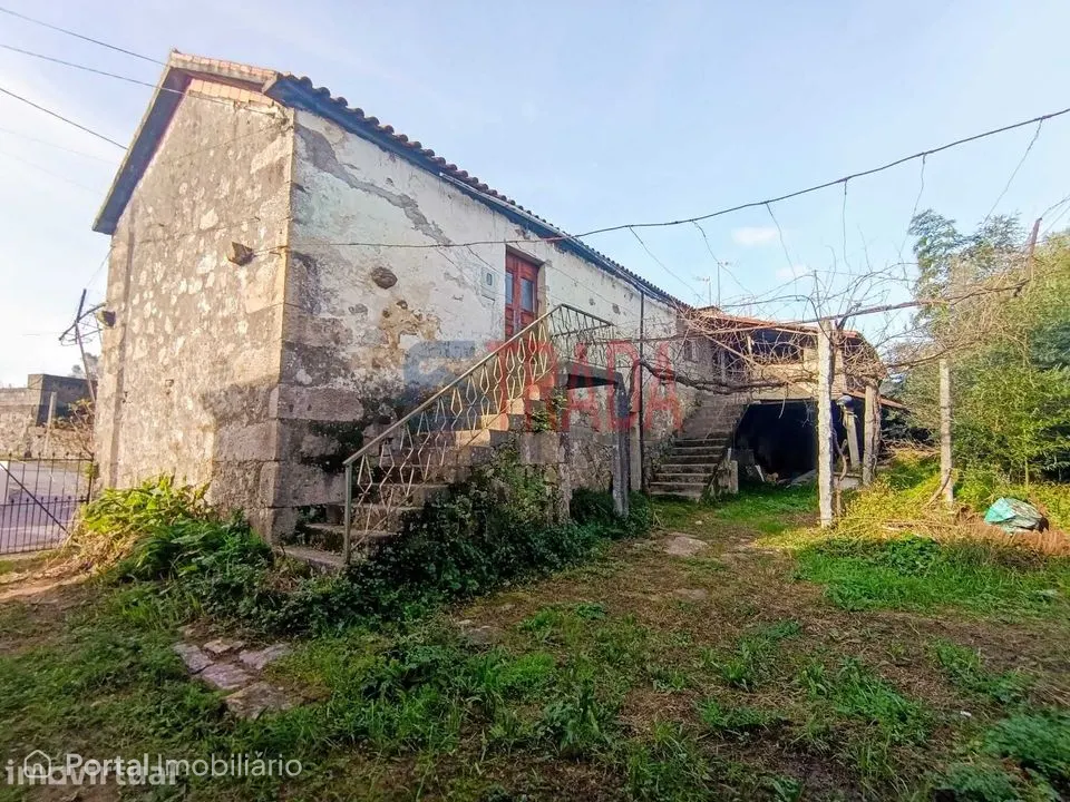 Moradia em Pedra para Restauro com 1.842 m² de Terreno | Duas Igrej...