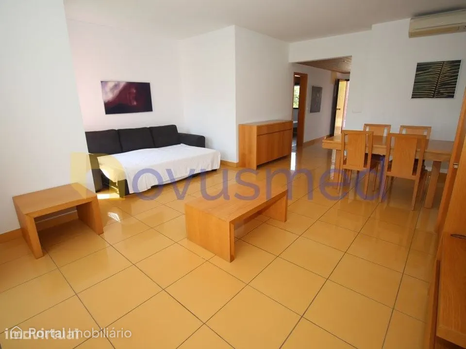 Apartamento tipo T1, com piscina e parqueamento, zona Marina de Alb...