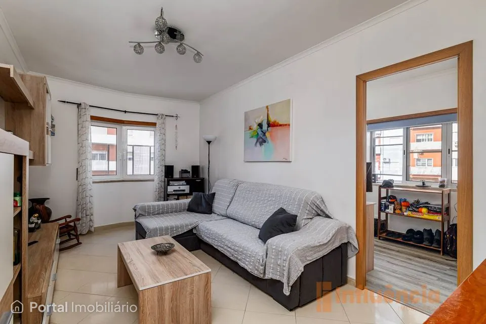 Apartamento T2 transformado em T3 | Elevador | Excelente exposição solar | Corroios