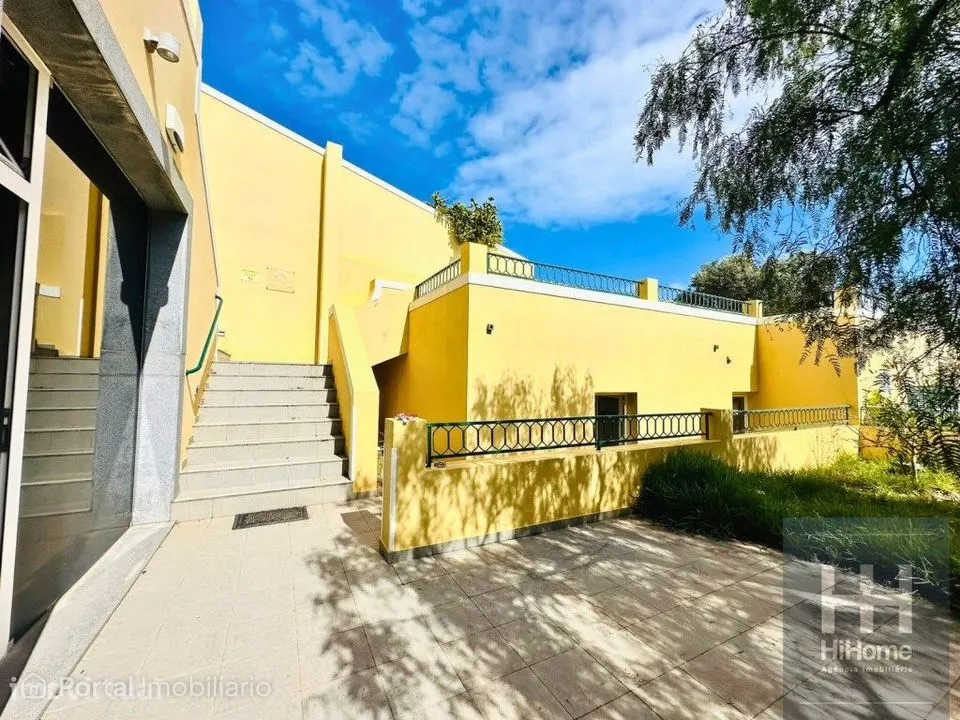 Prédio com comércio e habitação na Vila Baleira, Porto Santo